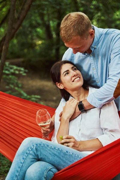 Mulher feliz aproveitando o tempo com namorado na natureza — Fotografia de Stock