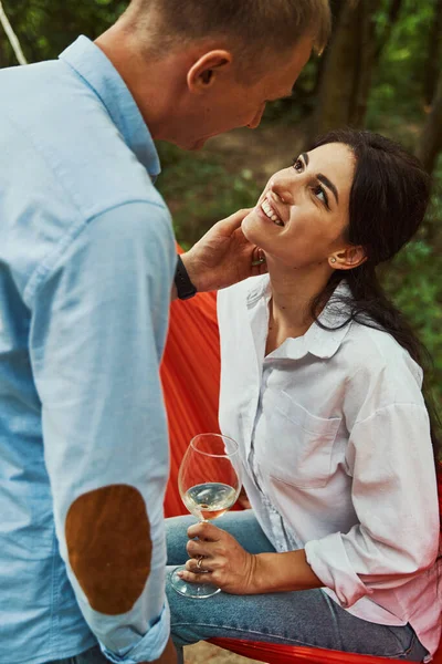 Mujer alegre mirando con amor a novio al aire libre — Foto de Stock