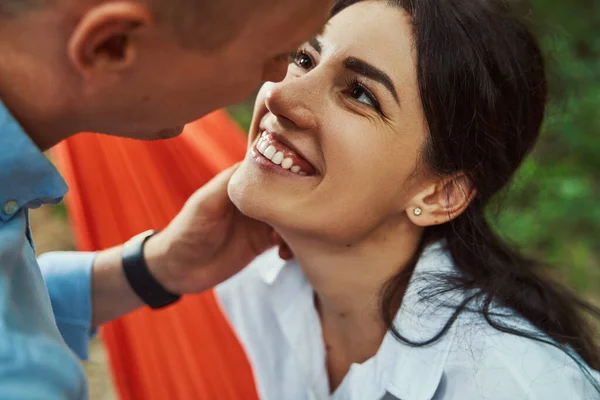 Jolly kvinna njuter av tid med pojkvän utomhus — Stockfoto