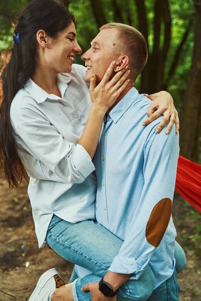 Счастливый романтический день молодой пары на природе — стоковое фото