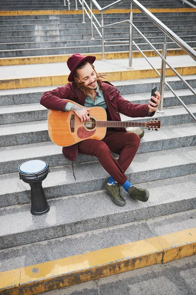 Músico encantado positivo filmando vídeo em seu telefone — Fotografia de Stock