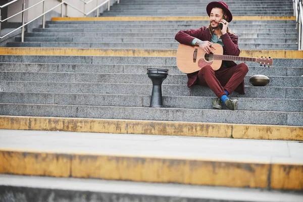 Hombre amable sentado en las escaleras al aire libre — Foto de Stock