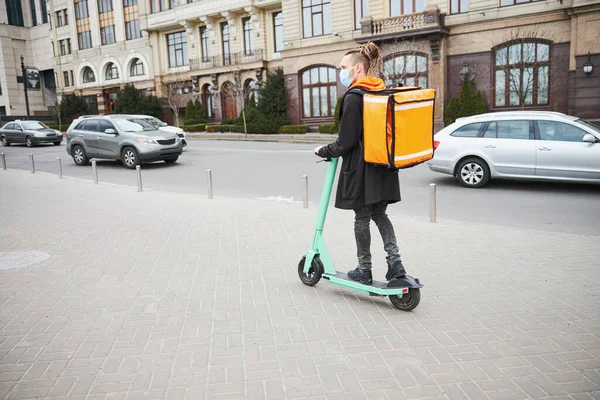 Genre homme louant scooter électrique pour le travail — Photo