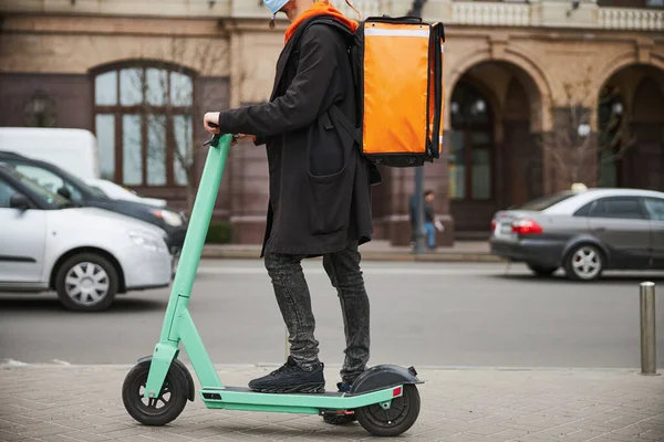 Fotografía enfocada en un joven que alquila scooter eléctrico —  Fotos de Stock