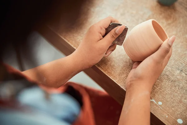 Artisanat mains ponçage pot d'argile dans l'atelier de poterie — Photo