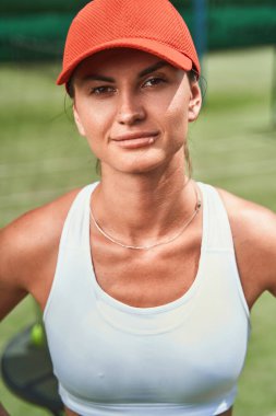 Güzel bayan oyuncu yalnız poz veriyor ve gülümsüyor.