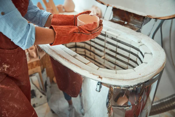 Ceramista in guanti con forno elettrico in officina — Foto Stock