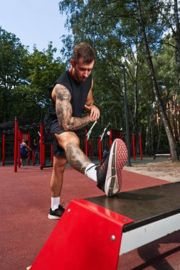 Sportif erkek dışarıda antremandan önce ısınıyor.