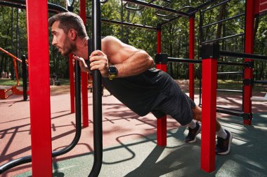 İtme yapıyor yakışıklı genç adam açık havada ups