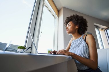 Şirin uzaktan kumandalı işçi iş yerinde hayal kuruyor.