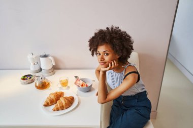 Huzurlu bayan kahvaltıdan önce kameraya poz veriyor.