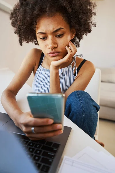 Seriös dam koncentrerade sig på att läsa ett sms — Stockfoto