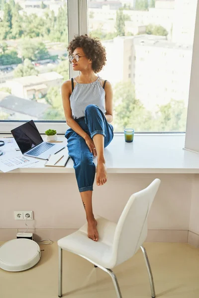 Serene berambut gelap freelancer perempuan beristirahat dari pekerjaan — Stok Foto