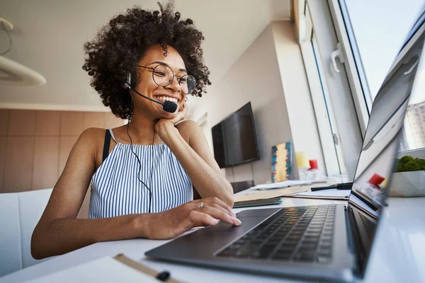 Kvinnlig frilansare i hörlurar med mikrofon som kommunicerar via Skype — Stockfoto