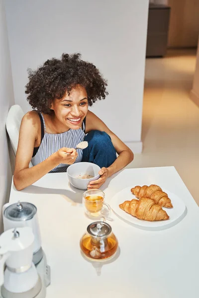 Весела приваблива жінка з вівсянкою на сніданок — стокове фото