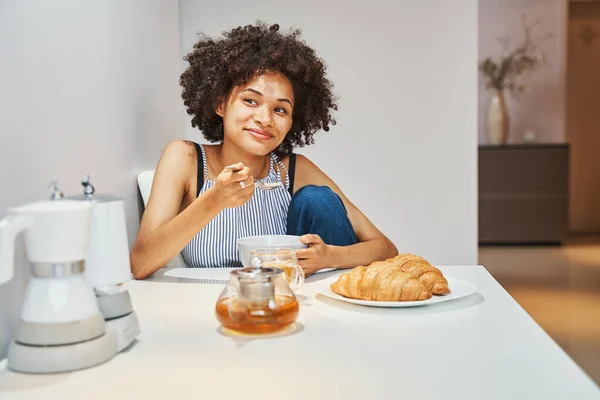Гарненька жінка мріє під час ранкової їжі — стокове фото