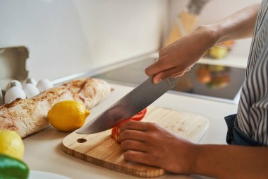 Kadın aşçı salata için malzeme hazırlıyor.