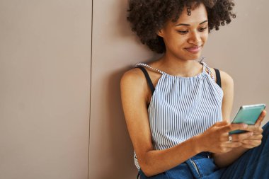 Memnun hoş bayan bir mesaj yazmaya odaklanmış.