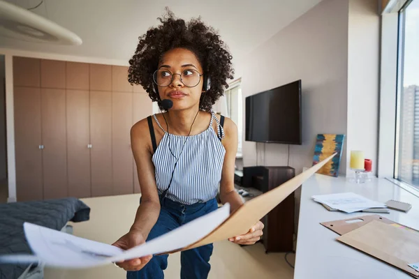 Draftswoman med tekniska ritningar i händerna tittar bort — Stockfoto