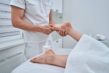 Bir akupresörcü tarafından yapılan akapunktur tedavisine katılan hasta.