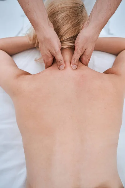 Paciente do sexo feminino em tratamento para dor no pescoço por fisioterapeuta — Fotografia de Stock