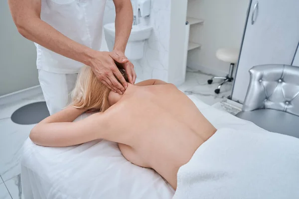 Mulher branca jovem em tratamento para cervicalgia — Fotografia de Stock