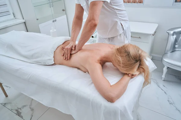 Vrouwelijke patiënt behandeld voor lumbalgie in een wellnesscentrum — Stockfoto