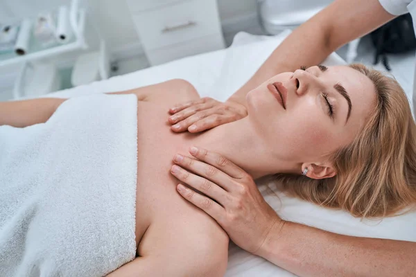 Paziente che si fa massaggiare le spalle durante il trattamento di acupressione — Foto Stock