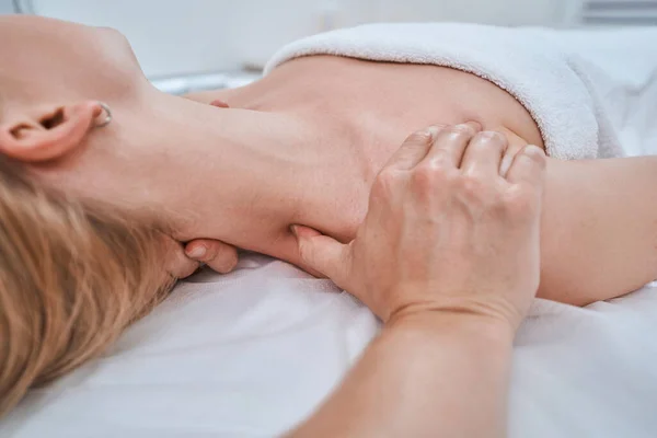 Cliente Spa a ser tratado para dor no pescoço — Fotografia de Stock