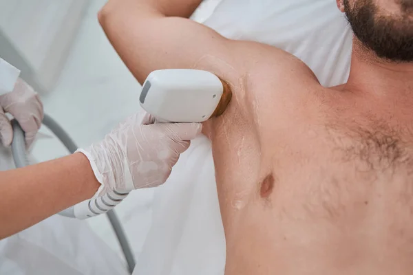 Paciente durante un procedimiento médico no invasivo realizado por un cosmetólogo — Foto de Stock