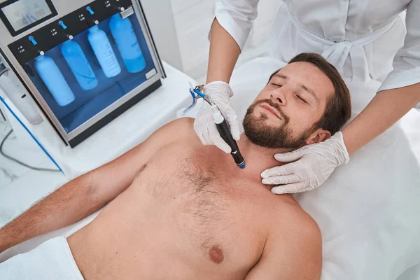 Paziente di sesso maschile sottoposto al trattamento di idratazione cutanea — Foto Stock