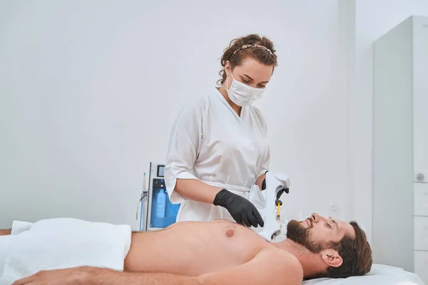 Erfahrener Dermatologe mit Mesotherapie-Pistole während eines ästhetischen Eingriffs — Stockfoto