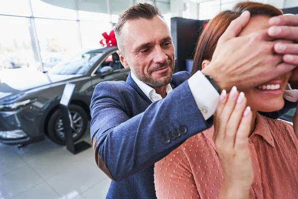 Hombre cariñoso organizando increíble sorpresa para su esposa — Foto de Stock