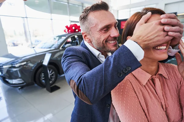 Pareja feliz disfrutando del momento de gran sorpresa — Foto de Stock