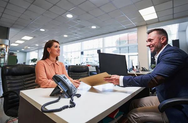 Conversación amistosa en la oficina de concesionarios de automóviles —  Fotos de Stock