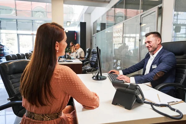 Administrador amigable pasar tiempo con el cliente femenino —  Fotos de Stock