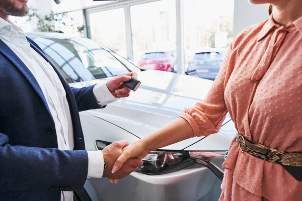 Gerente cumprimentando o cliente na compra do carro — Fotografia de Stock