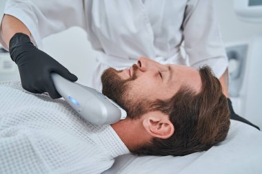 Ultrason terapisi sırasında sakin bir spa müşterisi