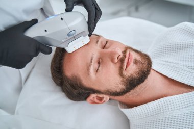 Koyu saçlı Kafkas spa müşterisi cilt yenileme prosedüründen geçiyor