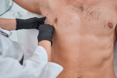 Nitelikli bir doktor hiperhidroz tedavisi görüyor.