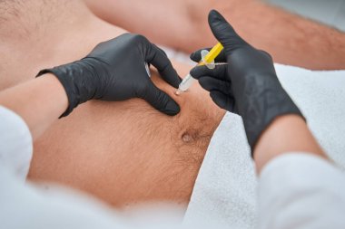 Mezolizis ameliyatı yapan sertifikalı estetik doktor.