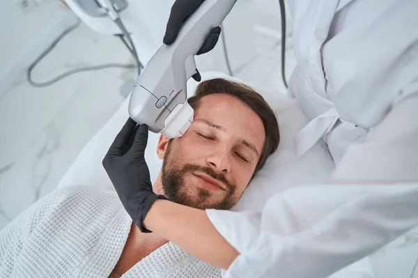 Paciente jovem do sexo masculino submetido à terapia de pele ultrassônica — Fotografia de Stock