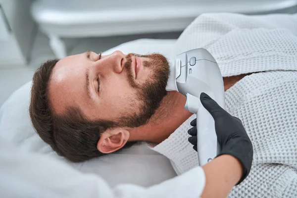 Sonnecchiare il paziente durante una procedura di bellezza eseguita da un cosmetologo — Foto Stock