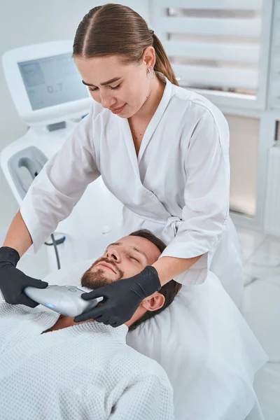 Certified cosmetologist performing a non-invasive skin tightening procedure — Stock Photo, Image