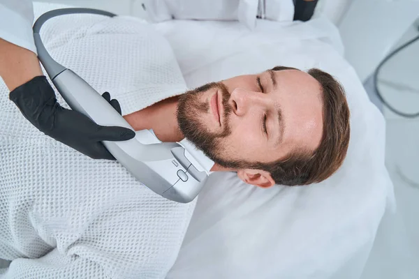 Carino paziente barbuto sottoposti alla pelle ultrasonica serraggio — Foto Stock