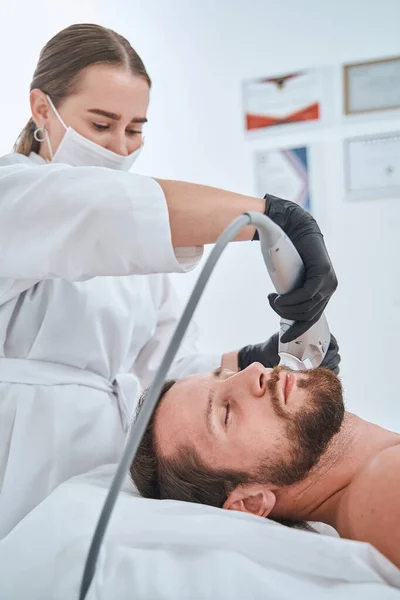 Paziente di sesso maschile sottoposto a lifting facciale non invasivo — Foto Stock