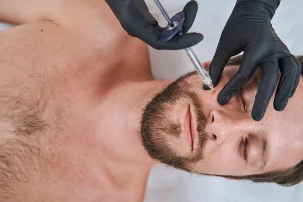 Uomo ottenere un'iniezione di filler dermico in una clinica di bellezza — Foto Stock