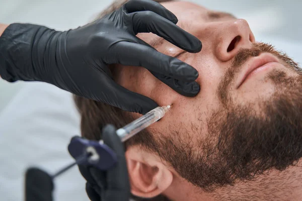 Paciente masculino caucásico sometido a un procedimiento de mesoterapia — Foto de Stock