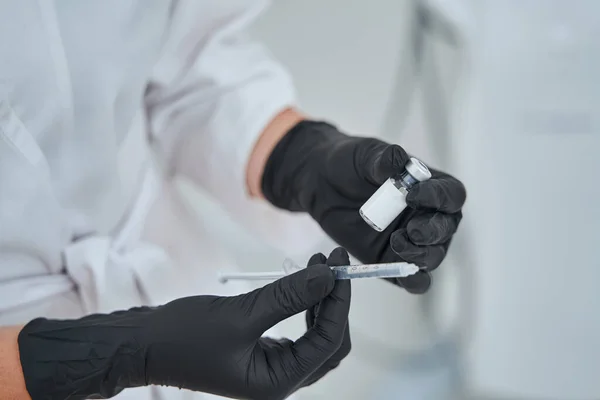 Dermatologist prepared for administering a subcutaneous injection — Stock Photo, Image