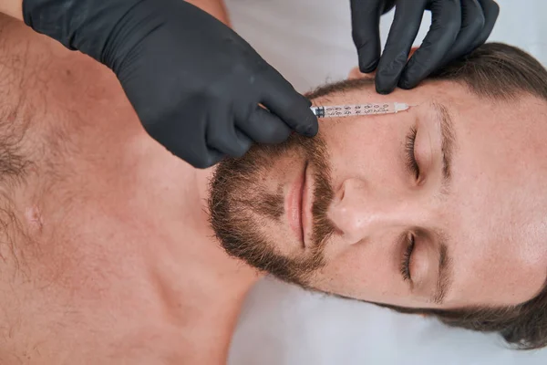 Paziente di sesso maschile sottoposto a iniezione di filler facciale — Foto Stock